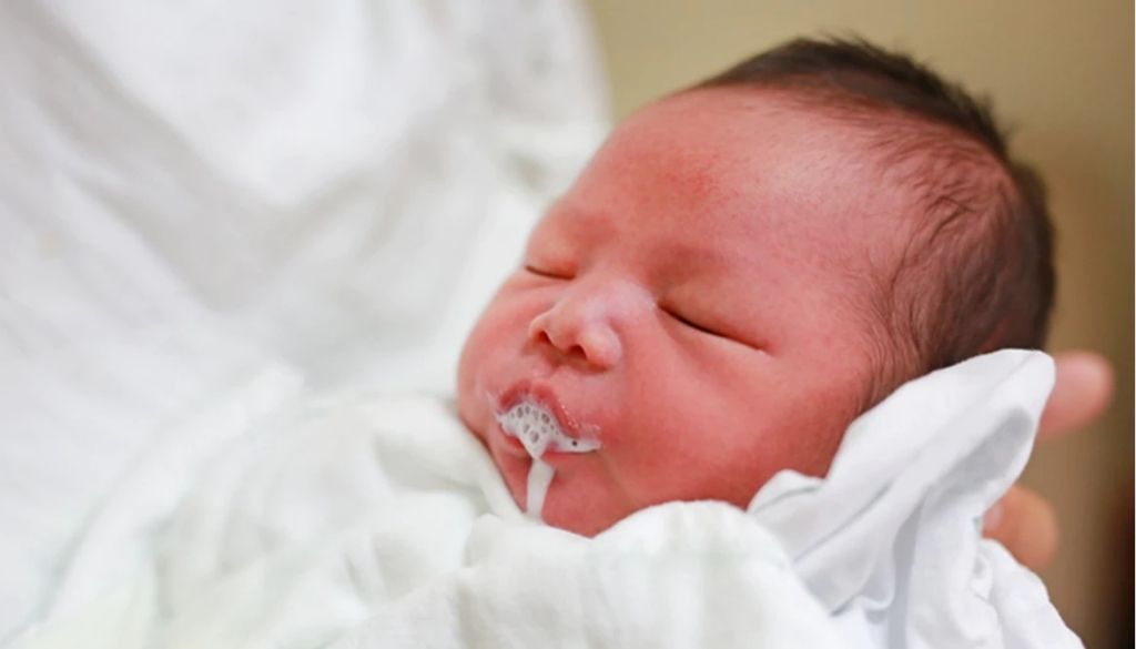 ¿Mi bebé tiene reflujo o son solo 'buches'? Aprende a diferenciarlos