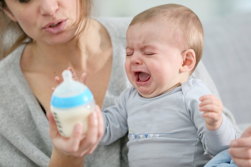 Llora sin consuelo todas las tardes: ¿Cólicos normales o algo más?