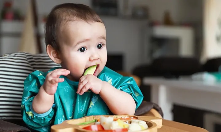 Empieza a comer sólidos y se estriñe: Tips básicos y cuándo pedir ayuda