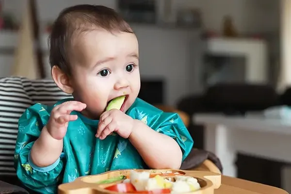 Empieza a comer sólidos y se estriñe: Tips básicos y cuándo pedir ayuda